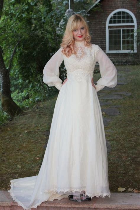70s Style Wedding Dress Trends 2023