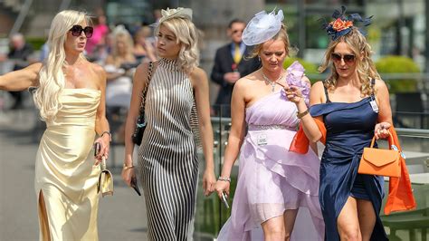 Aintree Itv Racecards Today Chester Races Day At The Ladies Races Dresses New Award Puts