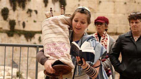 Ask The Expert Can Women Wear Kippot My Jewish Learning Ask The Expert Can Women Wear Kippot My Jewish Learning