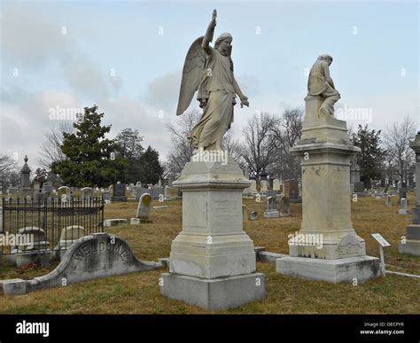 Grave In The Congressional Cemetery In Washington Hi Res Stock Photography And Images Alamy