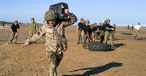 Horrendous Army Fitness Standards Require Troops To Be No Fitter Than Children Uk News Express Co Uk