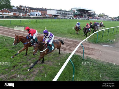 Horses Go Around The Bend In The Racinguk Live On Youview 231 Mares