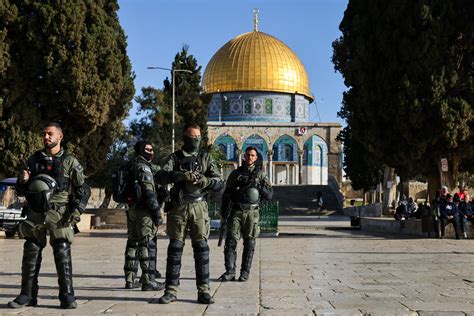 Israeli Police Clash With Worshippers At Al Aqsa Mosque Video Newsweek