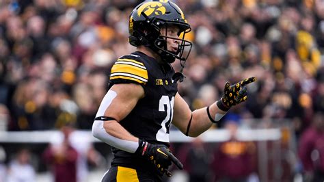 Kaden Wetjen Has Costly Redzone Fumble In Iowa Vs Oregon Football