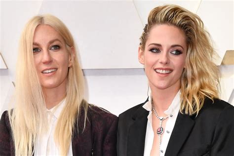 Kristen Stewart Y Anne Hathaway Se Visten De Chicos Para El Nuevo V Deo