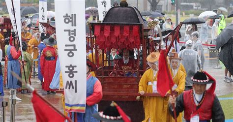 Royal Road Trip Participants Brave Rain To Reenact King Jeongjo S 1795 Procession To Father S Tomb