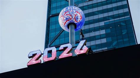 Times Square Ball Drop Gets Patriotic Second Drop For America S 250Th Kickoff Backstage Country