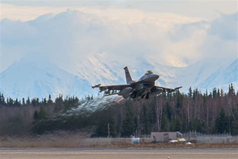 U S Air Force F 16S Intercepted Russian Bombers And Fighter Jets In The Alaska Adiz