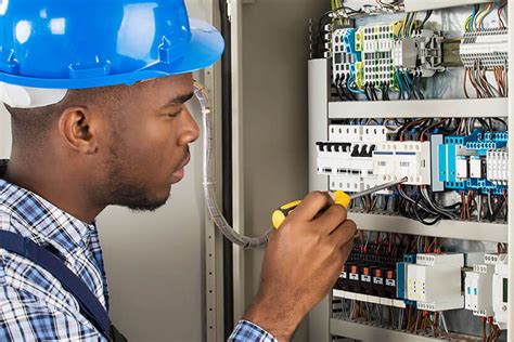 What Do Electrical Engineers Do Including Their Typical Day At Work