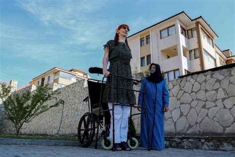 World S Tallest Woman Says It S Ok To Stand Out Reuters